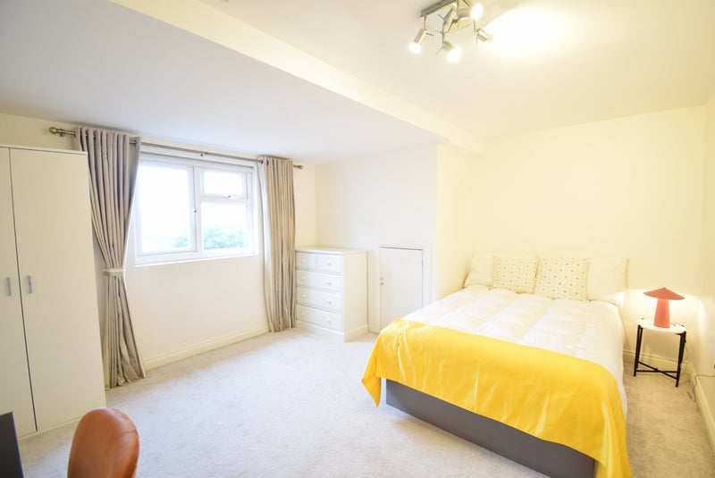Photo 1: Room 4  £285pw