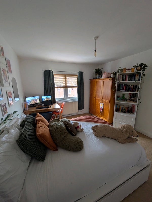 Photo 1: Room available