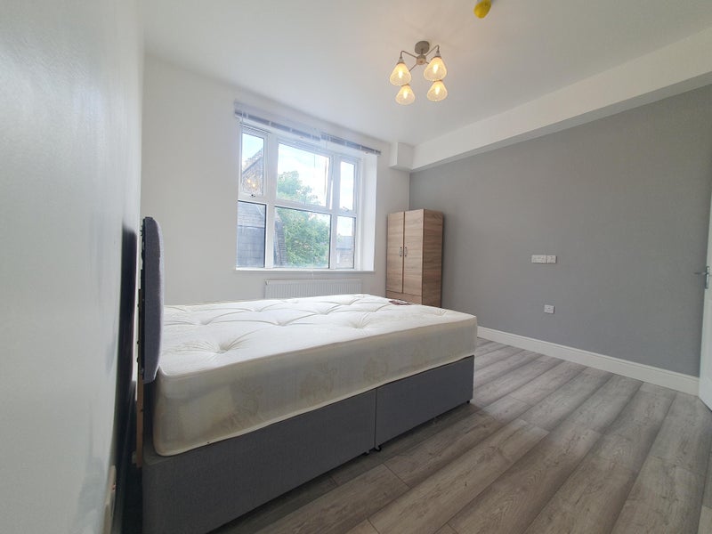 Photo 1: Spacious En-suite Room