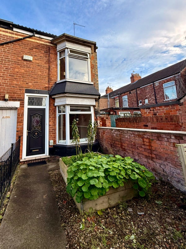 Photo 1: Front garden 