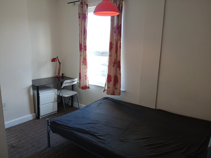 Photo 1: Double Bedroom