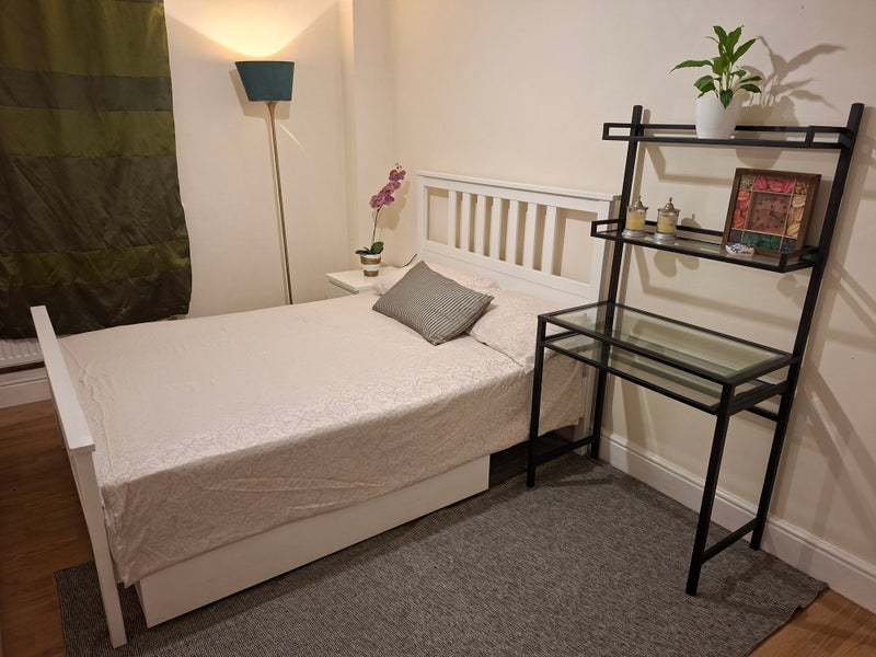 Photo 1: Spacious double bedroom big built in wardrobe 