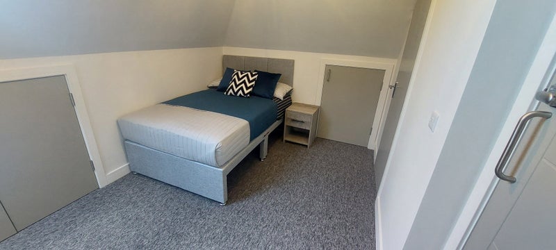 Photo 1: ENSUITE BEDROOM - TOP FLOOR 