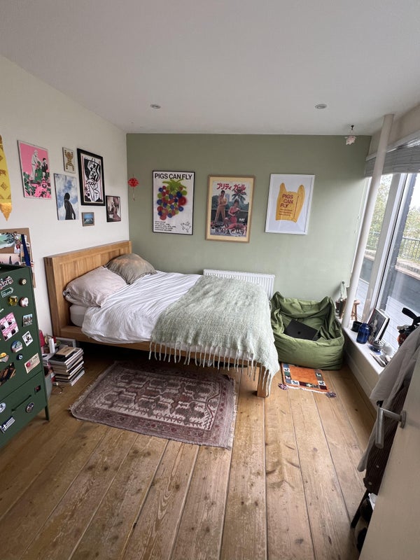 Photo 1: Double bedroom