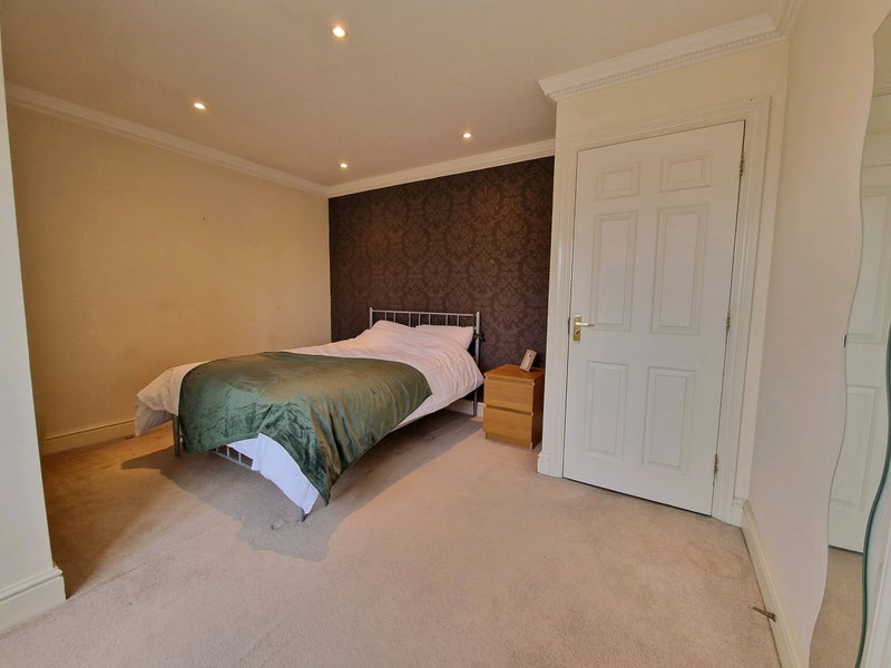 Photo 1: Double En-Suite room Available