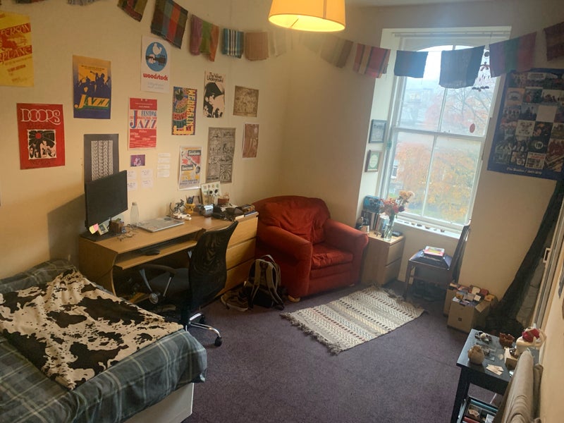 Photo 1: Room available