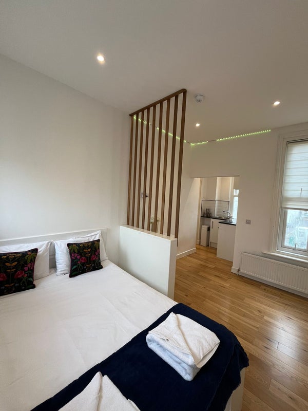 Photo 1: Studio Flat 