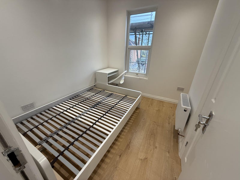 Photo 1: Small Double En Suite