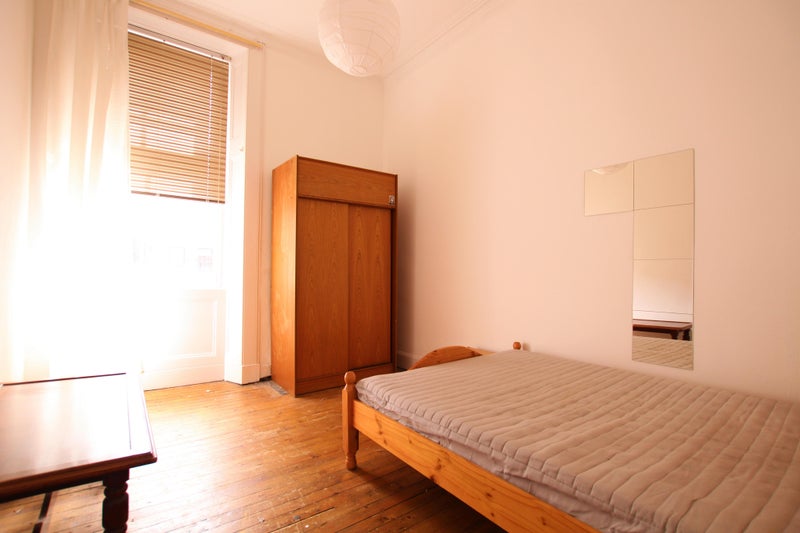 Photo 1: Room for Rent