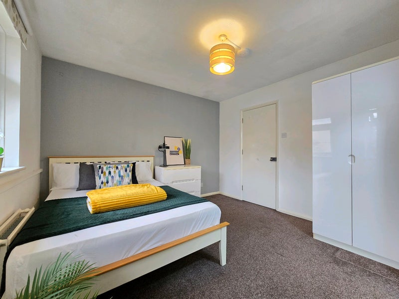 Photo 1: ROOM 5 - Available NOW