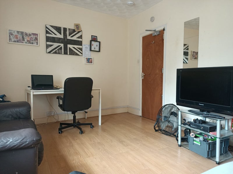 Photo 1: Room 5 Large Double