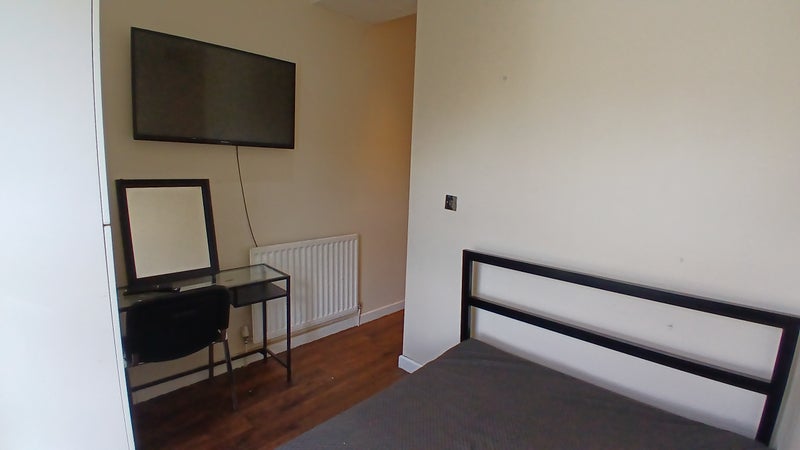 Photo 1: Double + Smart TV + Fridge