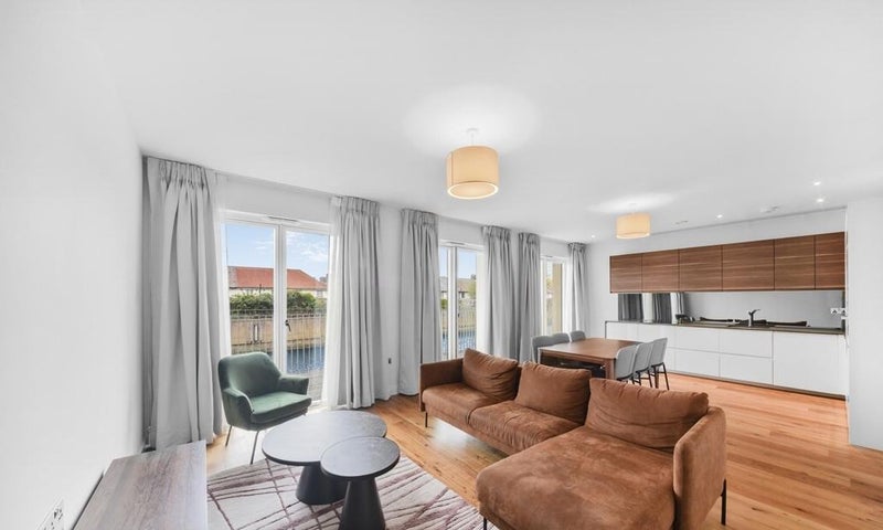 Photo 1: Living room 1