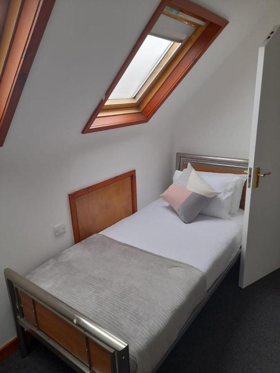 Photo 1: Available Single room