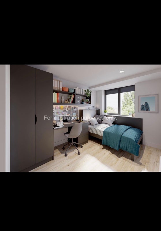 Photo 1: Classic En-suite room: bed, desk, wardrobe