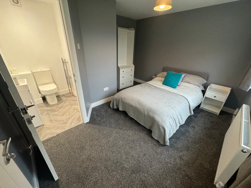 Photo 1: Room 1 (En-suite)