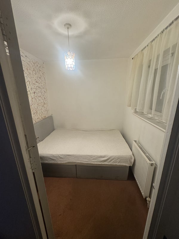 Photo 1: Room to Let