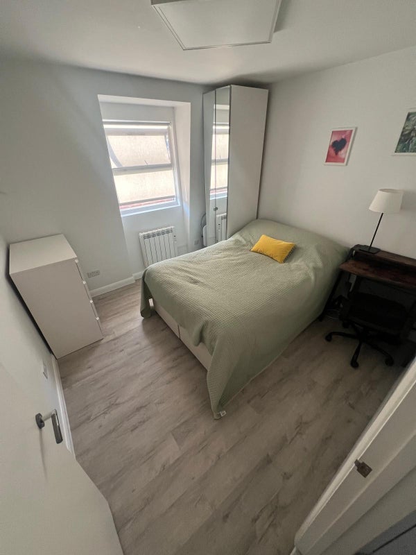 Photo 1: Double bedroom