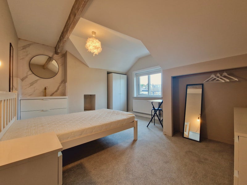 Photo 1: spacious attic bedroom with own basin