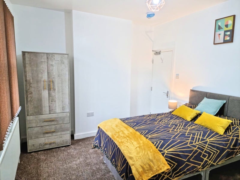 Photo 1: Room 3 En Suite