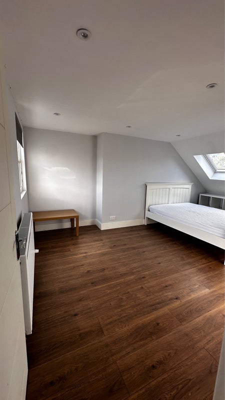Photo 1: En-suite large double room with king size bed