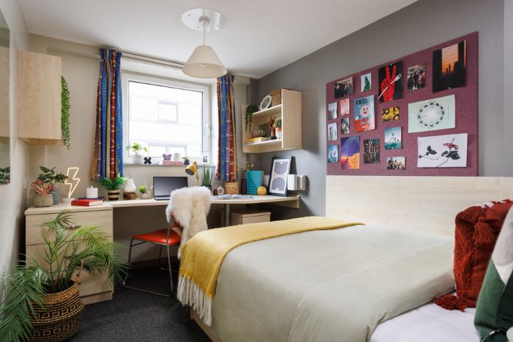 Photo 1: Ensuite Room