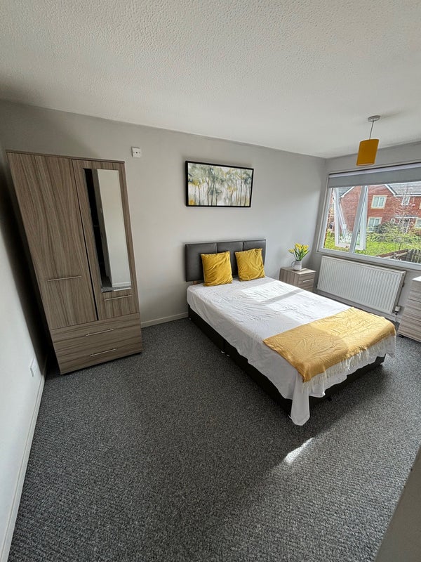 Photo 1: Spacious airy double bedroom