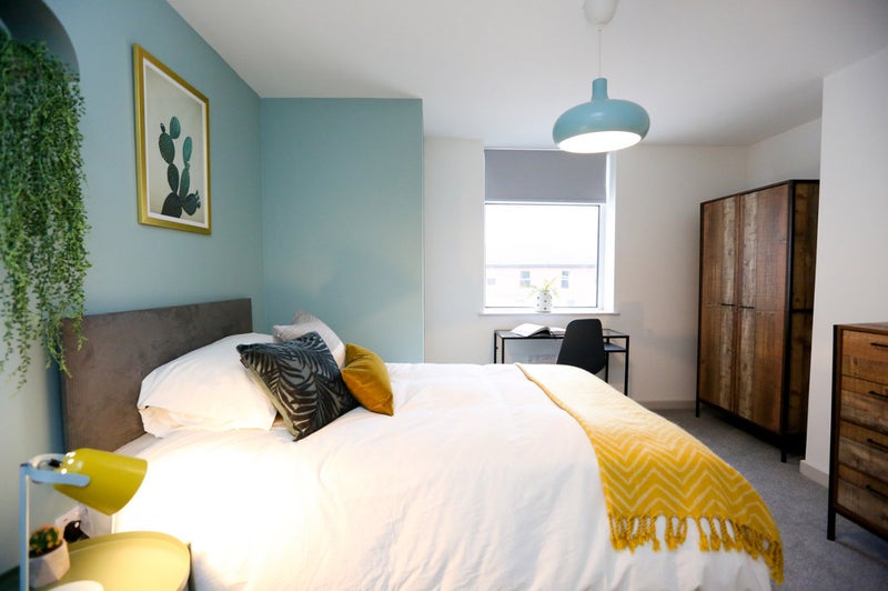 Photo 1: Room available 