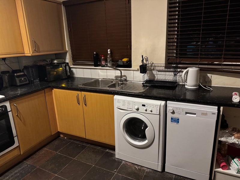 Photo 1: Kitchen come with washing machine and dishwasher 