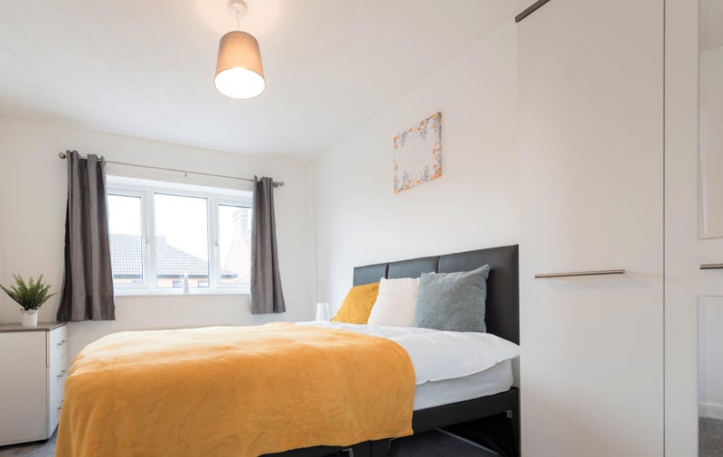 Photo 1: Modern ensuite room