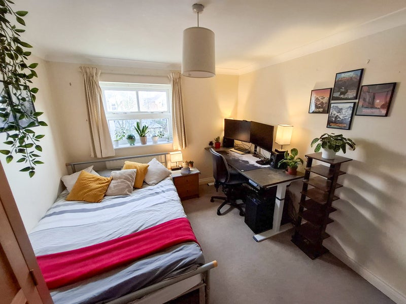 Photo 1: Bright, spacious room. Fits my large 170x70cm desk easily (I'll take that with me)