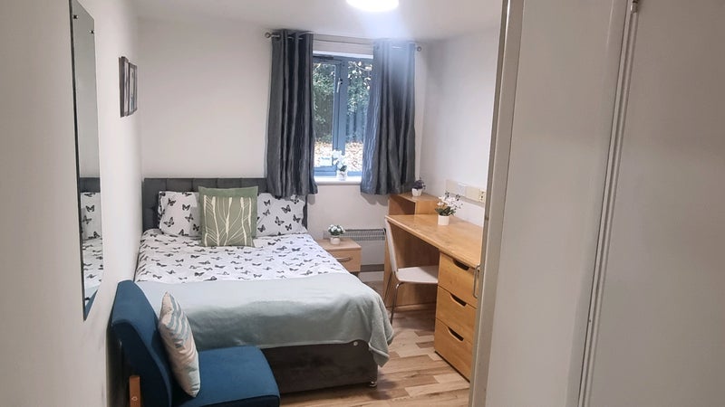 Photo 1: Double ensuite available £920