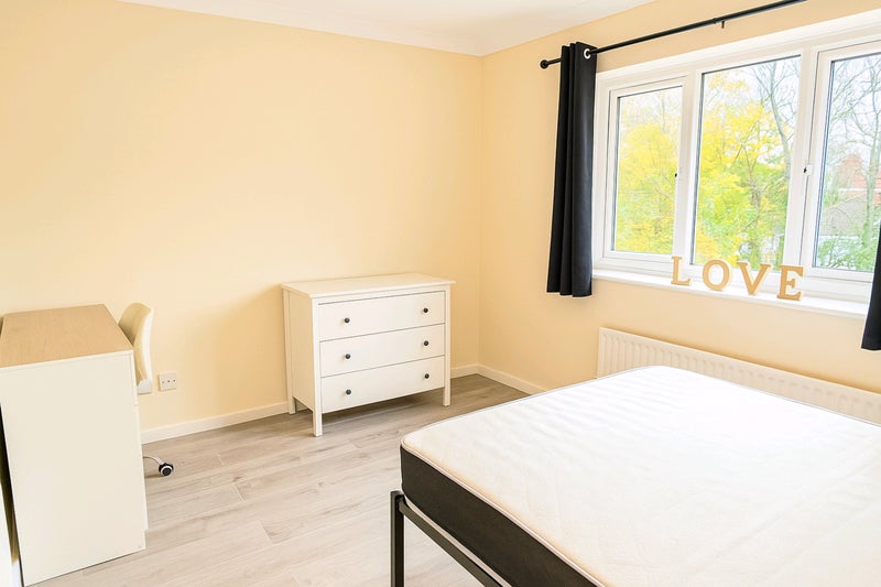 Photo 1: Double bedroom with double bed