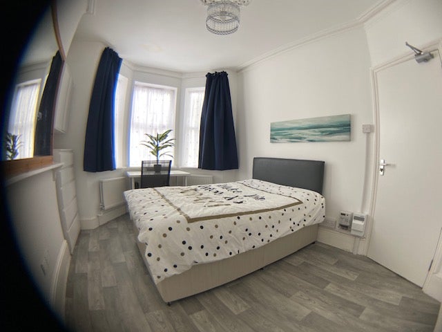 Photo 1: Double Bedroom