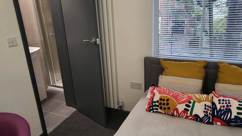 Photo 1: All inclusive rent so NO extra bills!