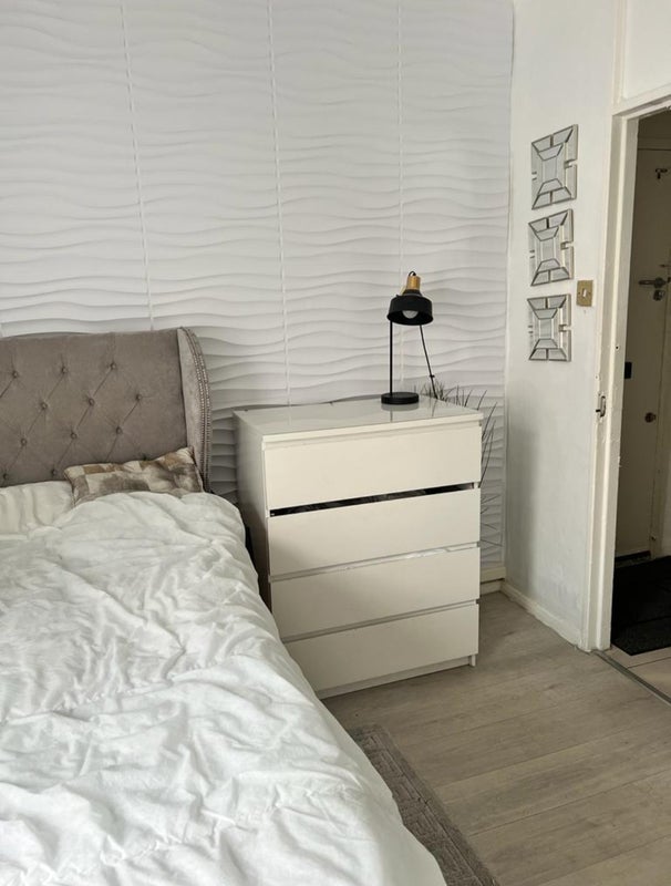 Photo 1: Bedroom - Chest of Drawers