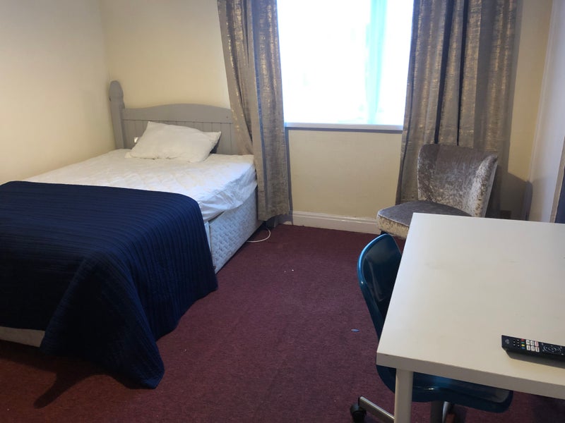 Photo 1: £680 pcm room - towards double bed