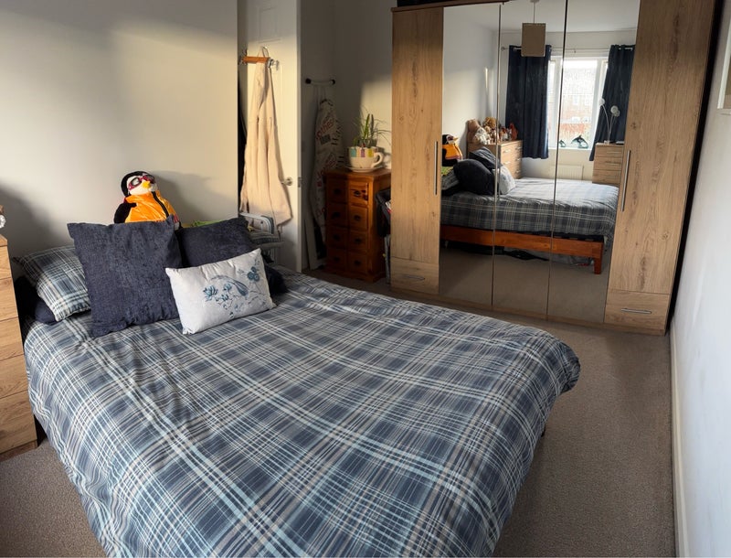 Photo 1: Double bedroom