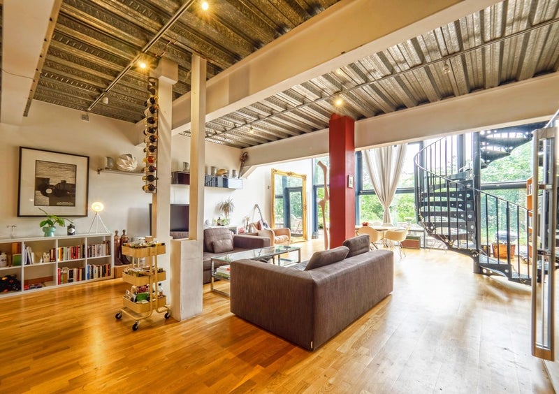 Photo 1: Living area 