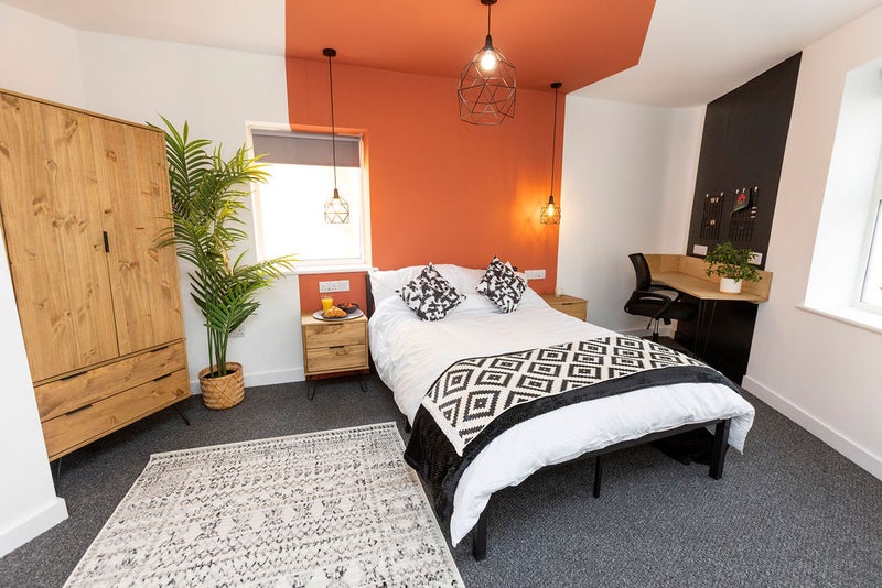 Photo 1: Double en-suite room