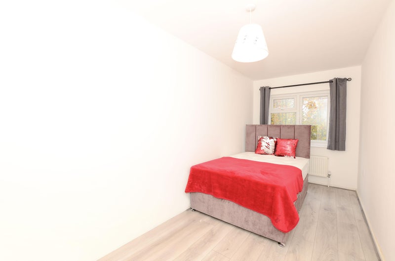 Photo 1: Spacious Double Bedroom 4 @ £725