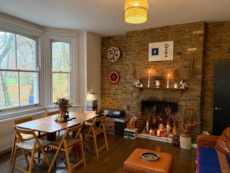 Photo 1: Living room/kitchen