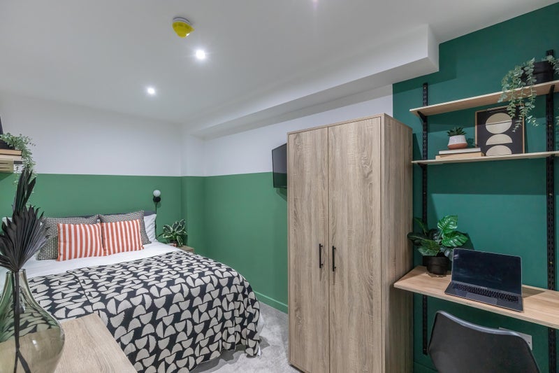 Photo 1: ROOM 4 WITH ENSUITE £695