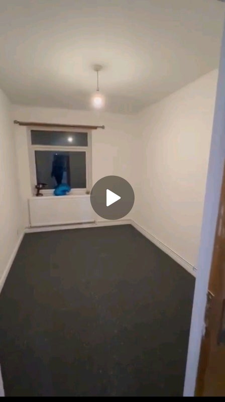 Photo 1: Posted sharing room