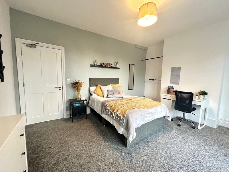 Photo 1: Extra large double room fully furnished