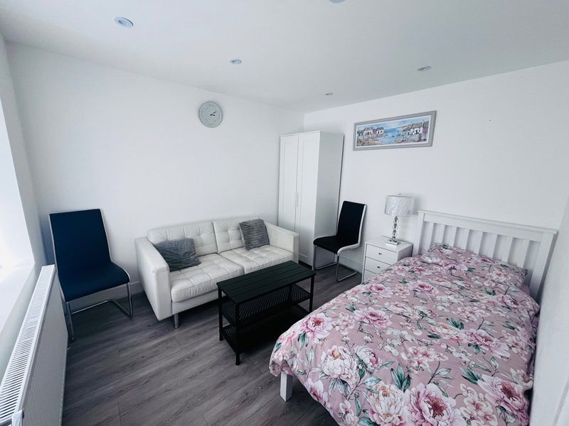 Photo 1: Spacious double room with a single bed