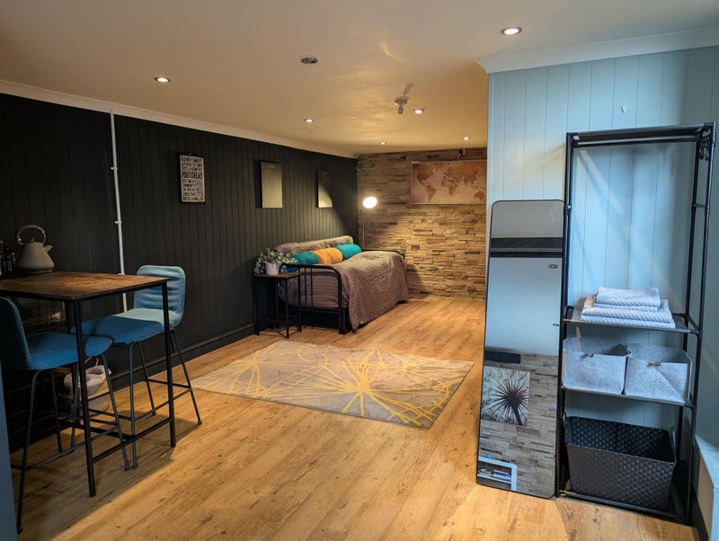 Photo 1: Basement room 