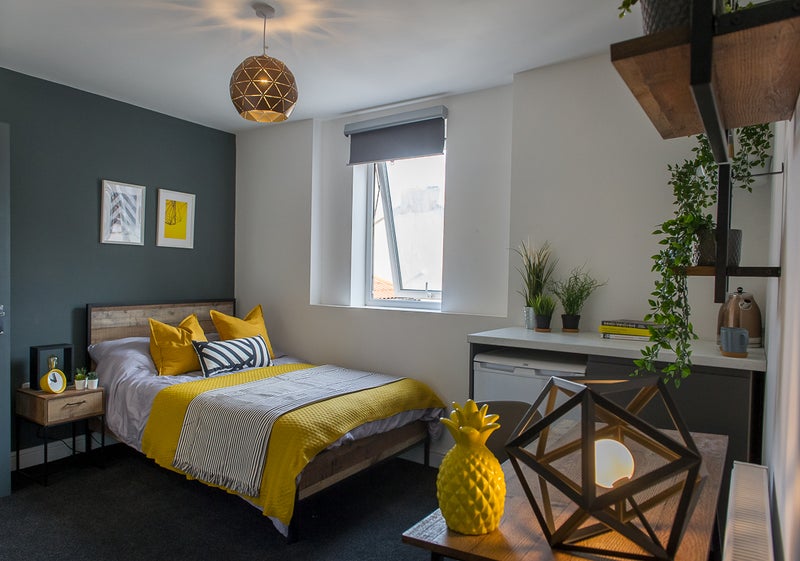 Photo 1: Spacious Room