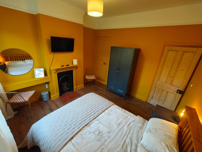 Photo 1: Double bedroom 