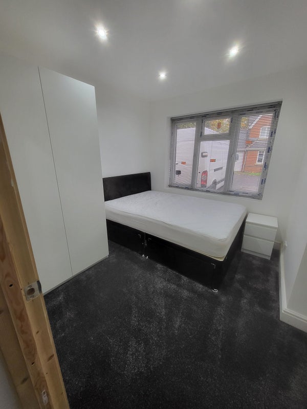 Photo 1: BEAUTIFUL DOUBLE BEDROOM, NEW CARPETS, GREAT LIGHTING, LOTS OF STORAGE! MAGNIFICENT I SAY!